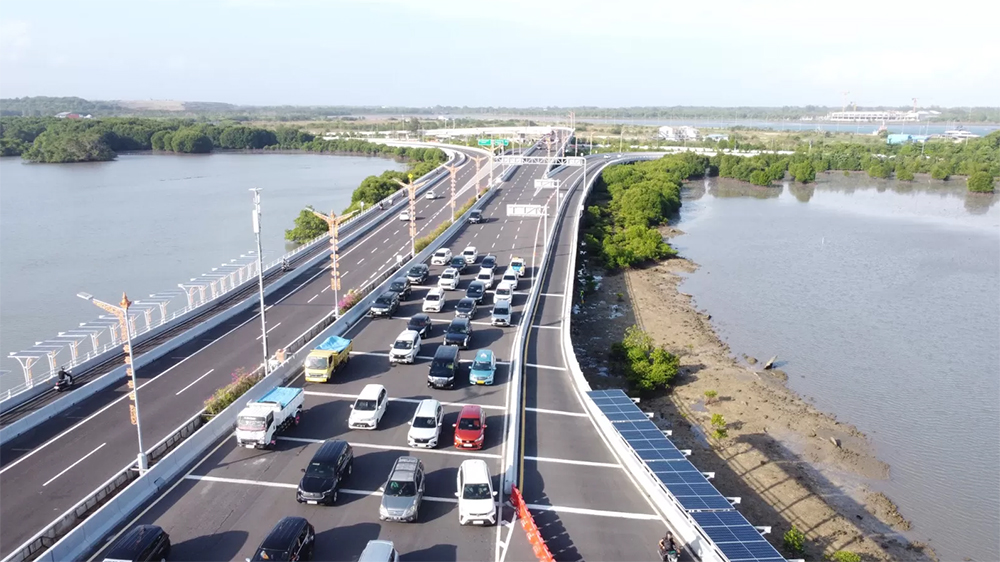 Tol Bali Mandara jadi satu-satunya tol di Indonesia yang punya jalur motor. Tol apung 12,7 km ini juga ditopang mangrove meski disebut merugi.