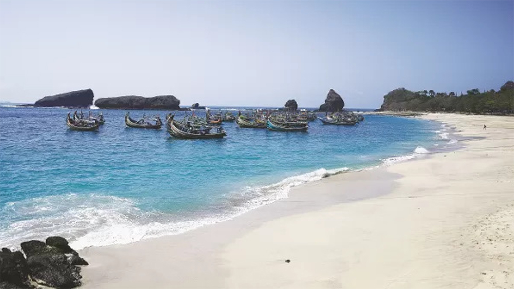 Pantai Paseban Jember dikenal eksotis namun sarat nuansa mistis. Pantai selatan ini kerap jadi lokasi ritual Bulan Suro dan rawan ombak besar.
