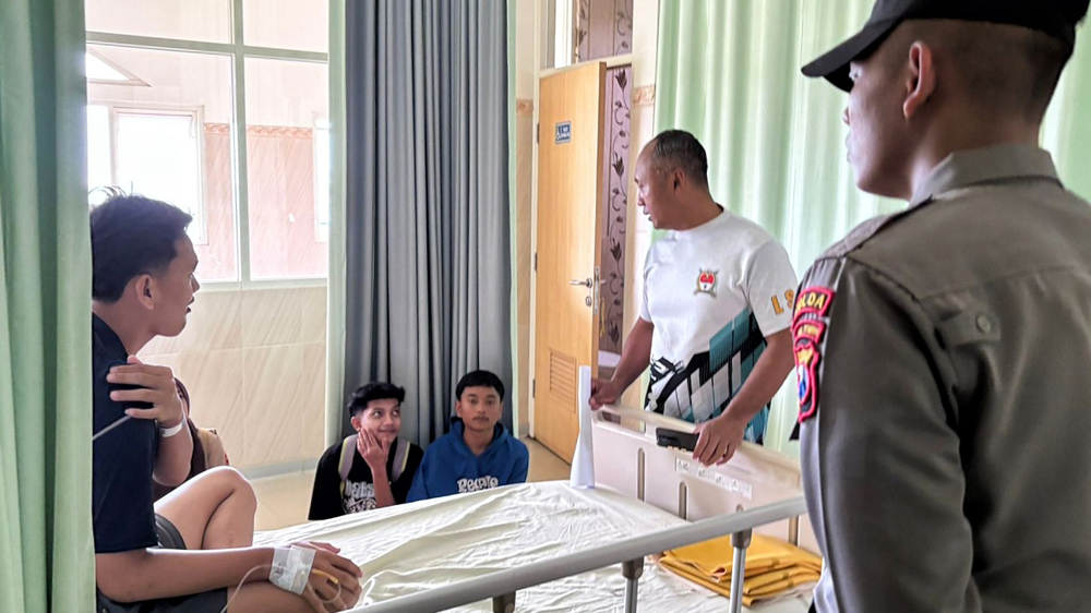 LEBAM: Kanitreskrim Polsek Genteng Ipda Sujarwadi melihat kondisi dua santri yang jadi korban pengeroyokan pendekar silat, Sabtu (17/1).