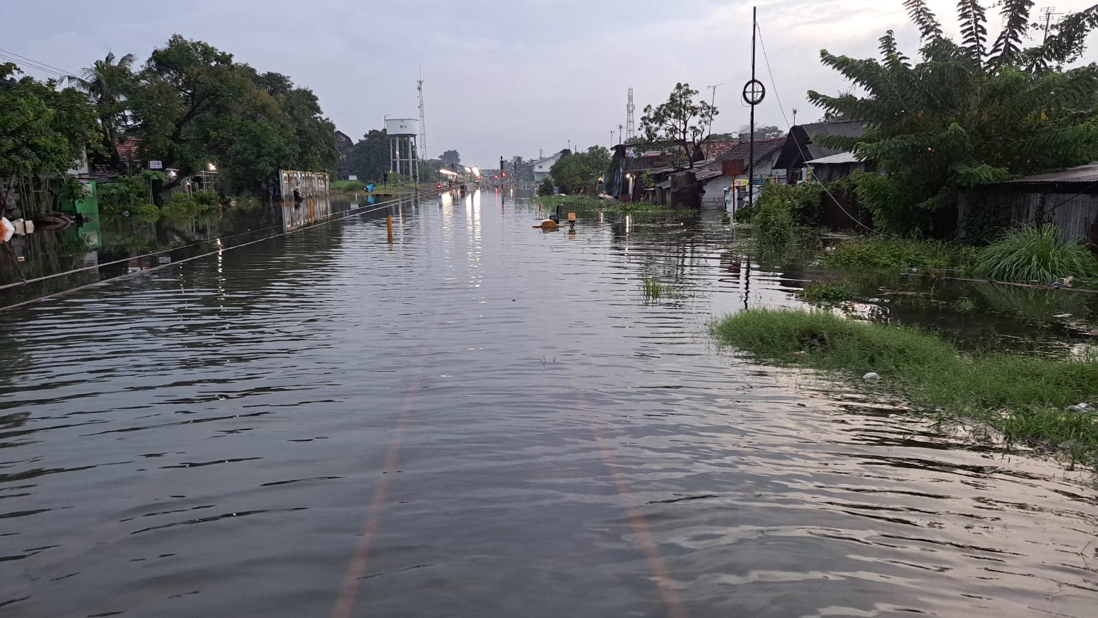 KAI menghentikan 38 perjalanan kereta api imbas banjir di Pekalongan dan Jakarta.