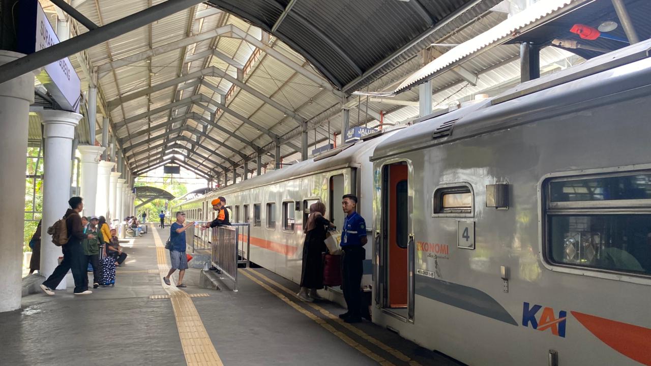 Penumpang memasuki kereta api di Stasiun Surabaya Gubeng, Jawa Timur.