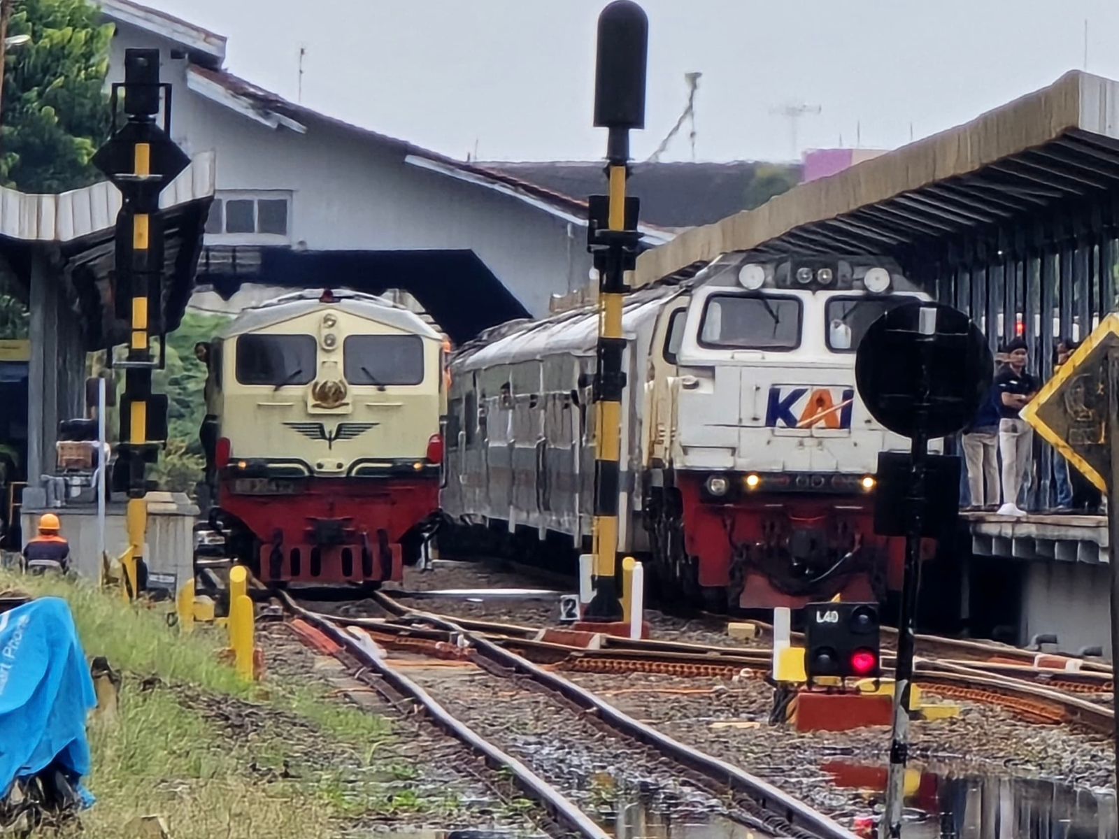Lokomotif BB 304 disiagakan untuk menarik kereta api melintasi jalur Pekalongan-Sragi yang tergenang air.