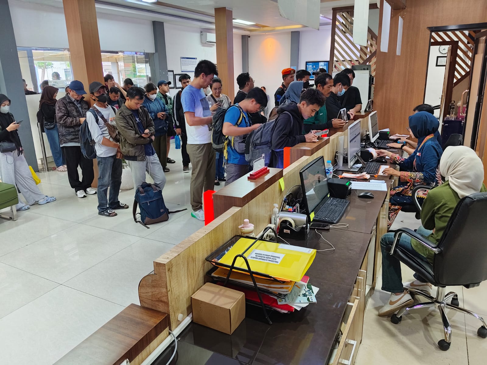 Sejumlah penumpang kereta api melakukan proses pembatalan tiket di stasiun wilayah Daop 8 Surabaya.