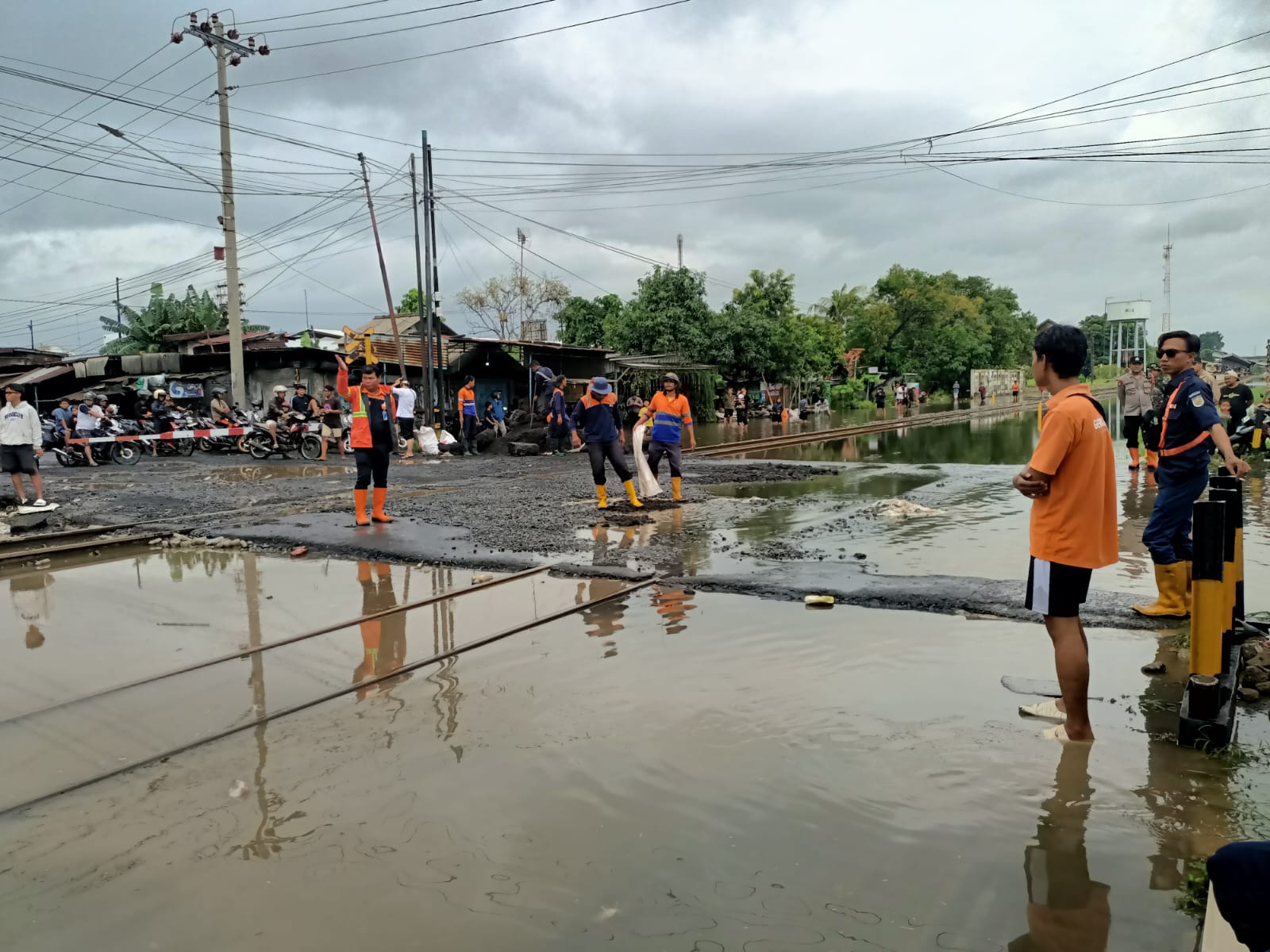 Petugas terus melakukan perbaikan jalur kereta api Pekalongan-Sragi yang terendam air.