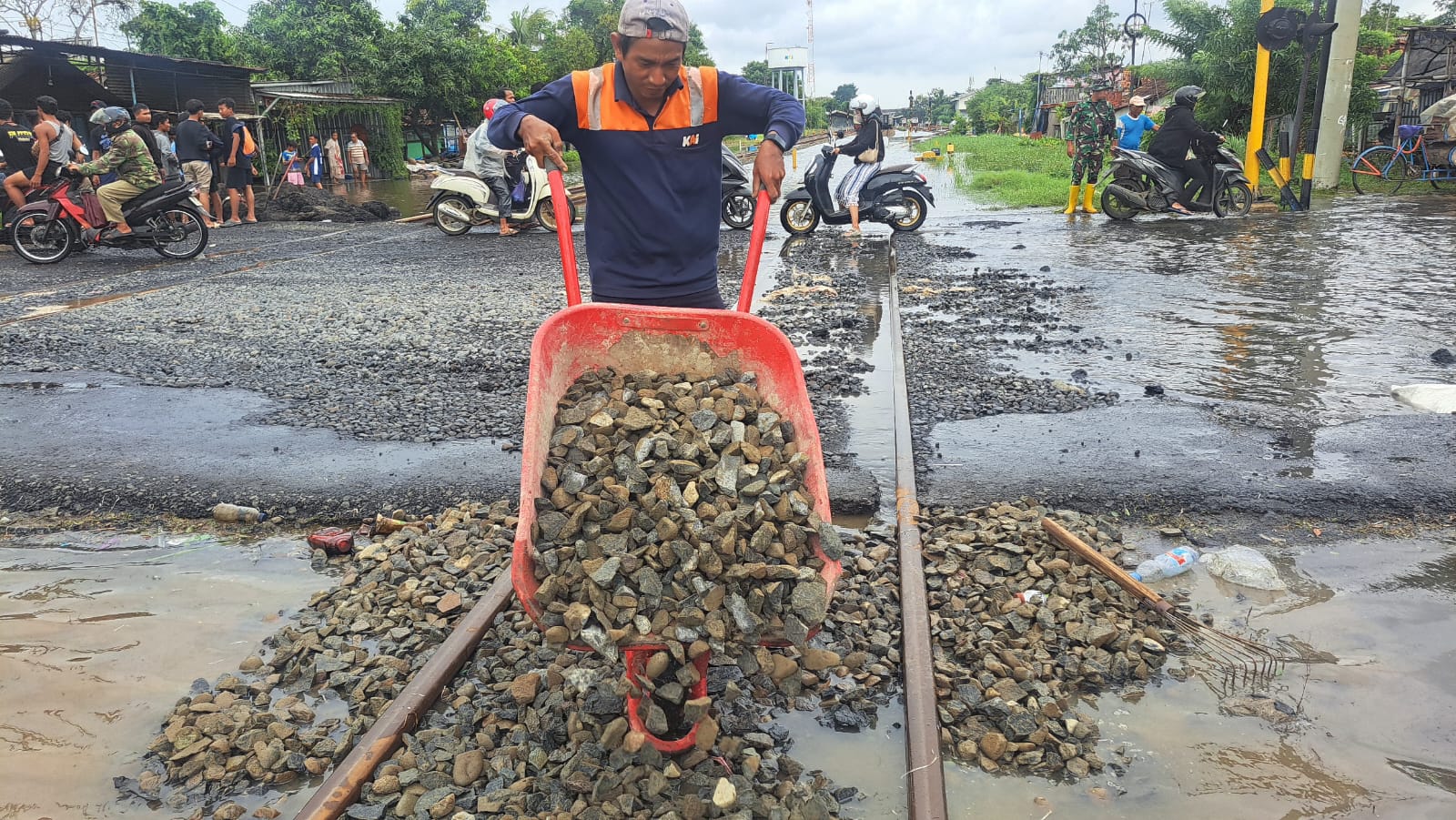 KAI Daop 4 Semarang tetap memperhatikan kesehatan petugas yang menormalisasi jalur kereta api Pekalongan-Sragi.