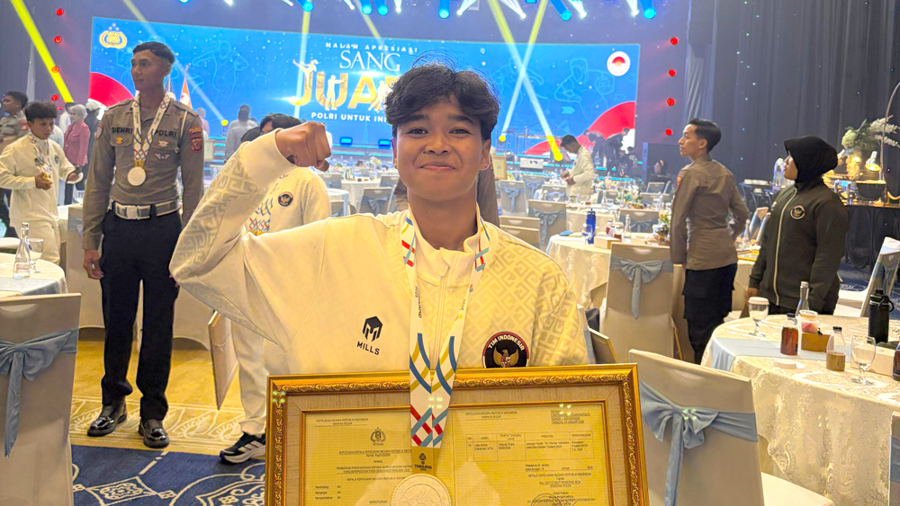 Atlet Hockey asal Banyuwangi, Innes Aditya mendapat Golden Ticket Bintara Polri dari Kapolri.