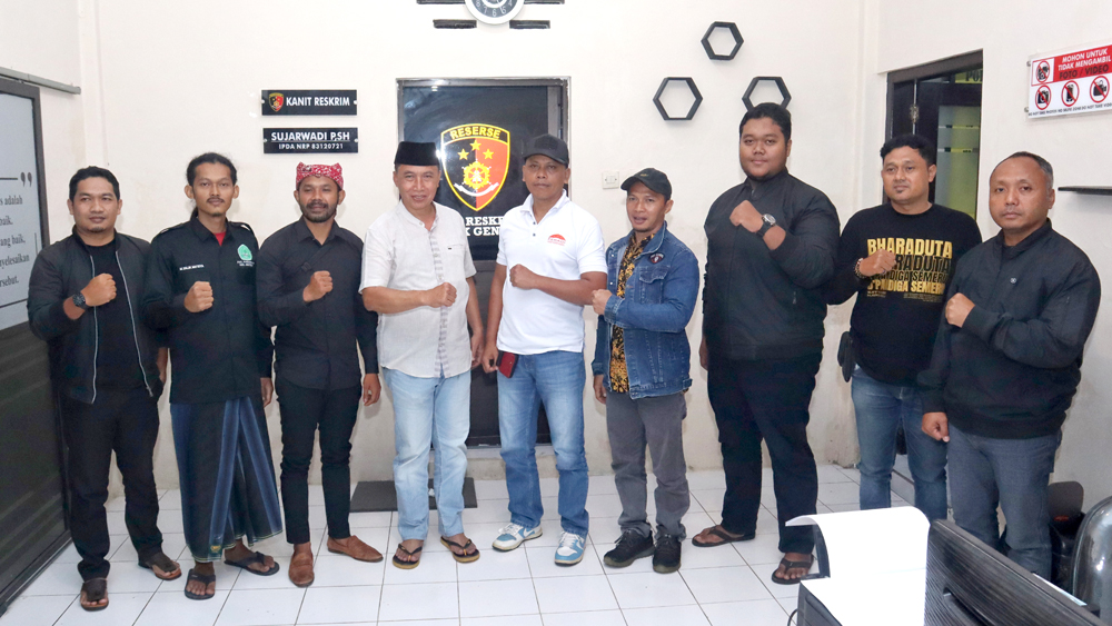 ADEM AYEM: Perwakilan perguruan silat di wilayah Kecamatan Genteng berkumpul di Mapolsek Genteng, Sabtu (17/1) malam.