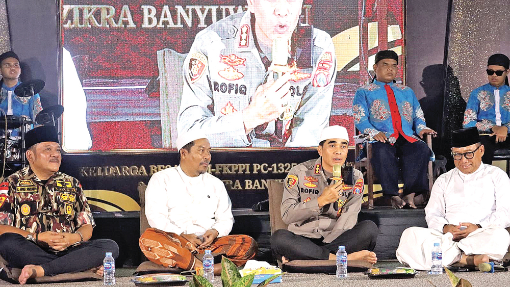 Kapolresta Banyuwangi Kombespol Rofiq Ripto Himawan memberikan tausiyah di hadapan ratusan jemaah pengajian Isra Mikraj di Ponpes Adz Dzikra Jumat malam (17/1).