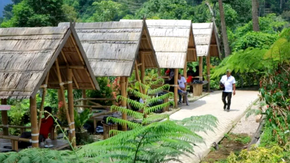 Mloko Sewu Ponorogo tawarkan panorama perbukitan dan Telaga Ngebel dari ketinggian. Tiket masuk hanya Rp10 ribu, cocok liburan akhir pekan.