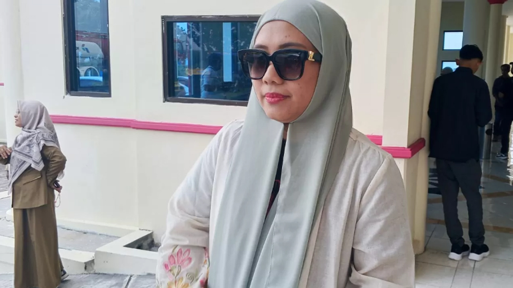 Vera Eka, pengusaha Jember yang rutin menempuh rute Jember - Jakarta, saat ditemui di ruang tunggu Bandara Notohadinegoro, Selasa (13/1/2026).