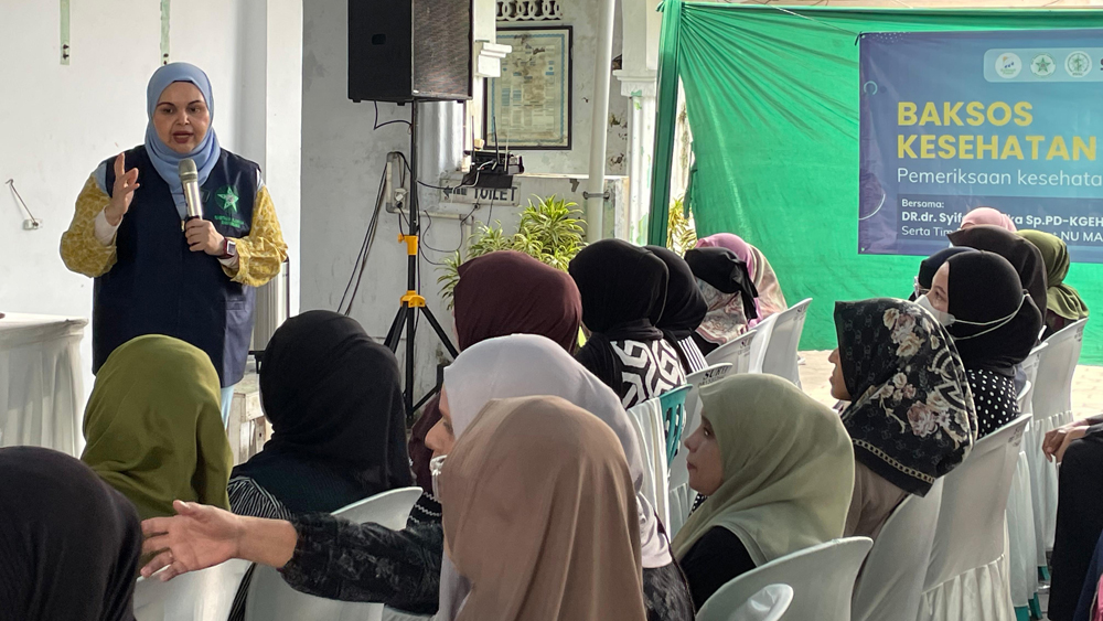 Putri Alm. Habib Shadiq, Dr. dr Syifa Mustika Sp.PD-KGEH FINASIM memberikan edukasi kesehatan kepada masyarakat Banyuwangi di kantor agen elpiji Syifa Mustika Migas, Kelurahan Lateng pada Sabtu (17/1)