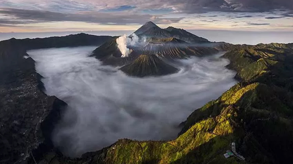 Foto karya Fikri Muharom, fotografer asal Surabaya yang berjudul The Volcanoes Theatre, menampilkan keindahan Gunung Bromo jadi yang terbaik se Asia Tenggara.