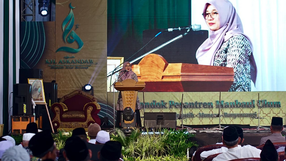 Bupati Banyuwangi Ipuk Fiestiandani menghadiri haul KH Iskandar di Ponpes Mambaul Ulum Muncar, menegaskan peran pesantren dalam pembangunan daerah.