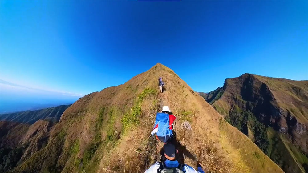 Wisatawan mendaki Puncak Gunung Piramid Bondowoso.