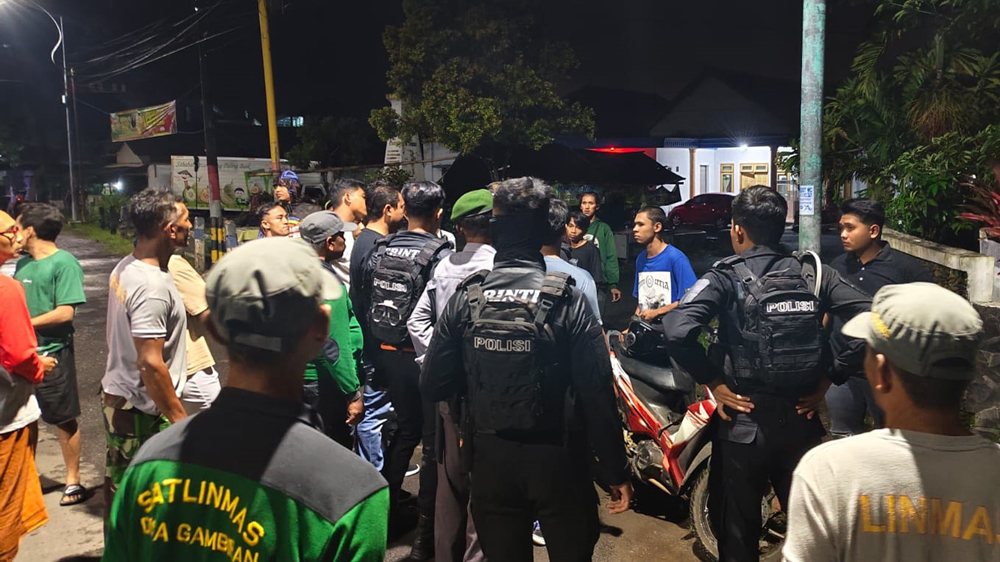 PATROLI: Anggota Satsamapta Polresta Banyuwangi menggelar patroli keliling di pusat kota Banyuwangi, Minggu dini hari (18/1).