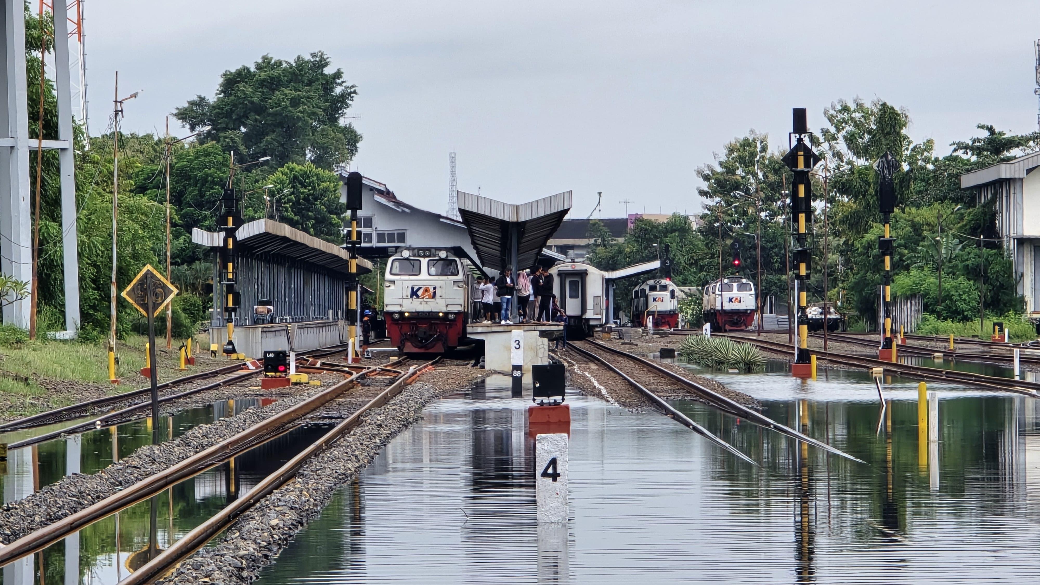 11 perjalanan kereta api dari Jakarta dibatalkan karena banjir di Pekalongan.