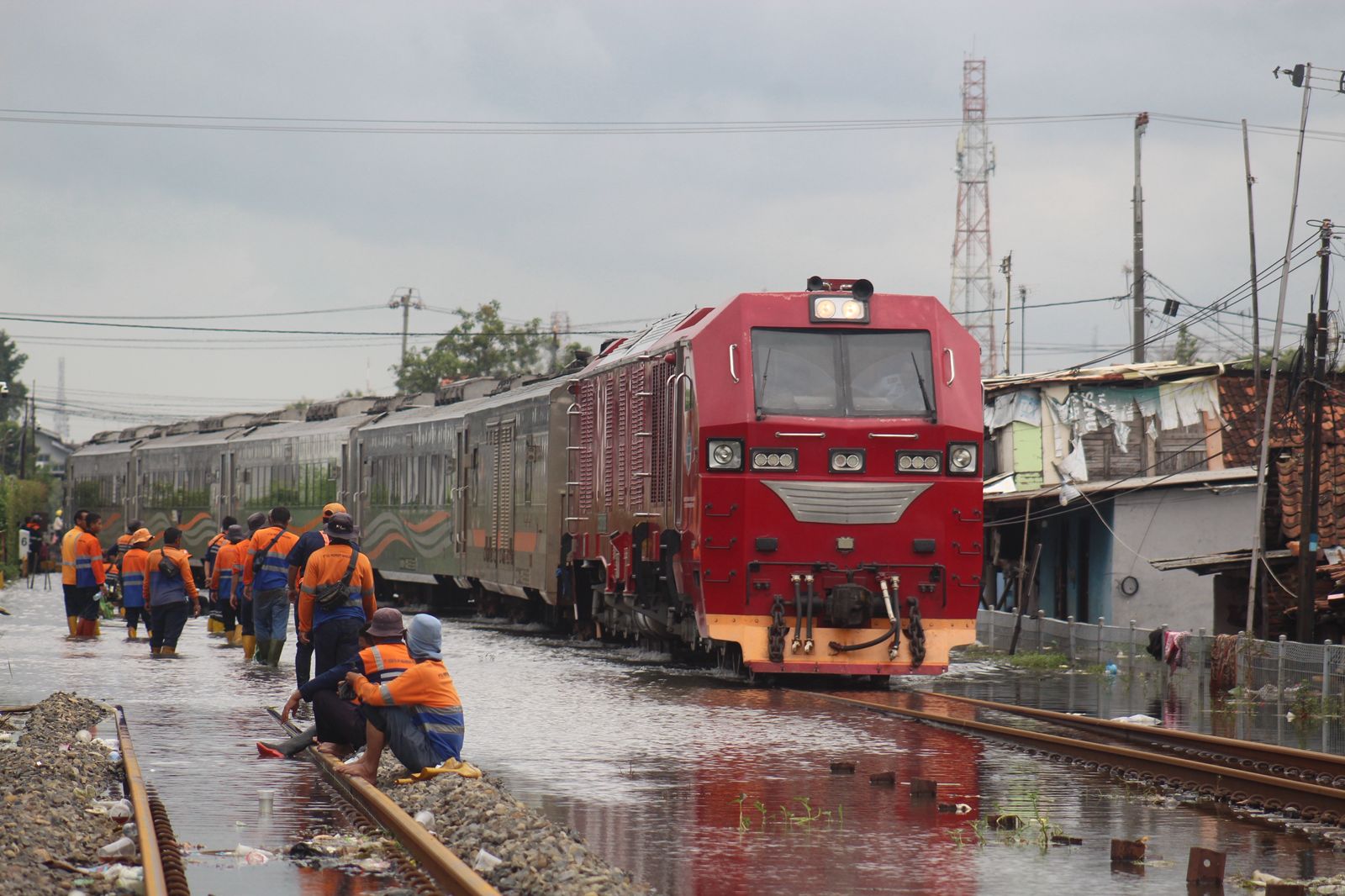 Sejumlah kereta api di Daop 4 Semarang masih dibatalkan akibat genangan jalur Pekalongan-Sragi.