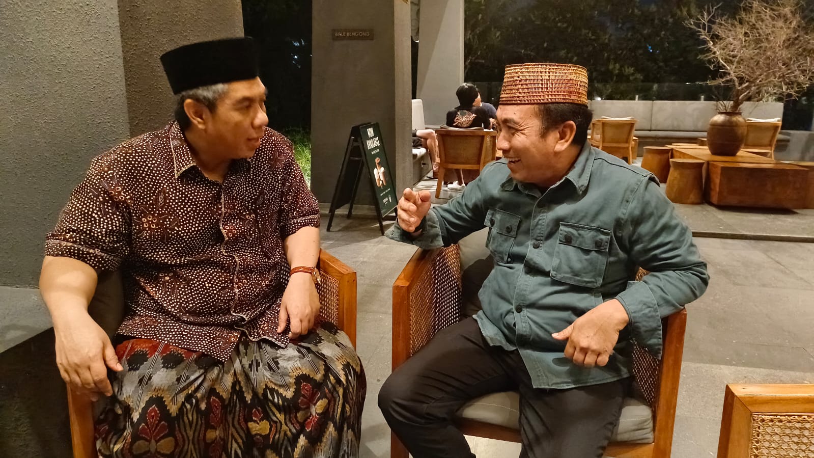 GAYENG: Ketua panitia Konfercab NU Mohammad Karyono berbincang denga Pj Ketua Umum PBNU KH Zulfa Mustofa di Hotel Kokoon Banyuwangi, Minggu (18/1).