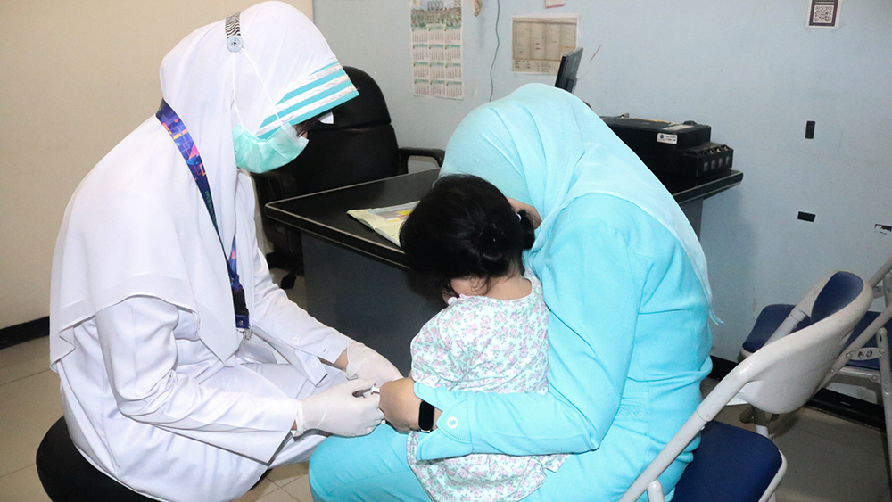 Imunisasi dasar melindungi bayi dan anak dari penyakit berbahaya. RS Al Huda ajak orang tua tingkatkan cakupan imunisasi sejak dini.