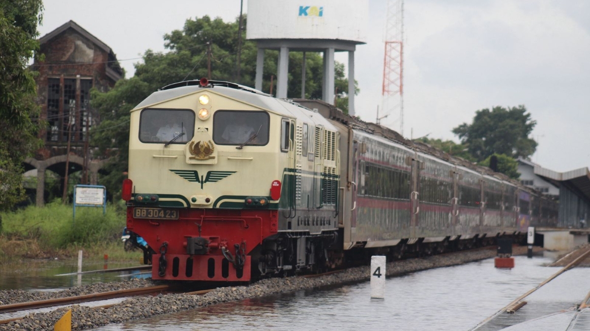 KAI Daop 2 Bandung masih batalkan 3 KA jarak jauh meski jalur banjir sudah normal.