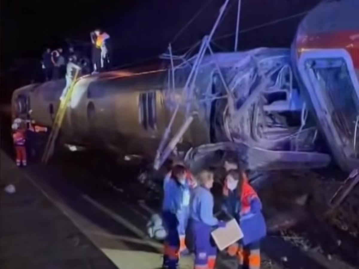 Kecelakaan kereta cepat di Cordoba, Spanyol menewaskan 21 orang.