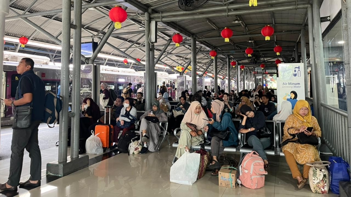 KAI Daop 8 Surabaya membatalkan sejumlah kereta api jarak jauh akibat banjir.
