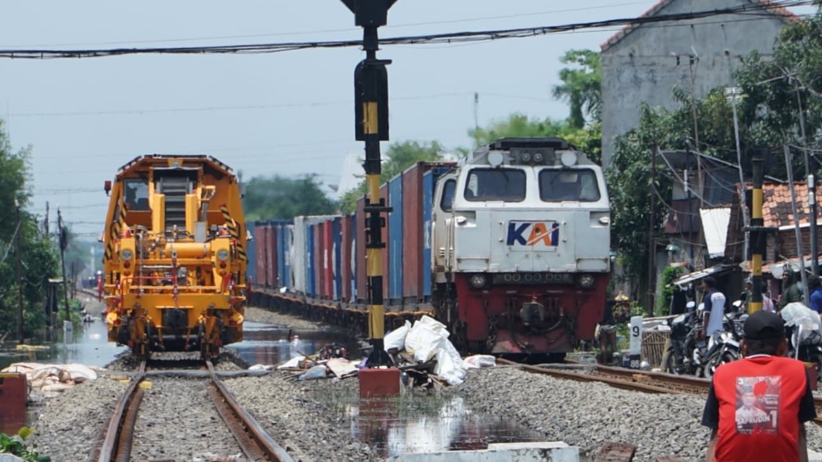 Genangan surut, jalur KA Pekalongan-Sragi kembali dilalui dengan batas kecepatan 30 km per jam.