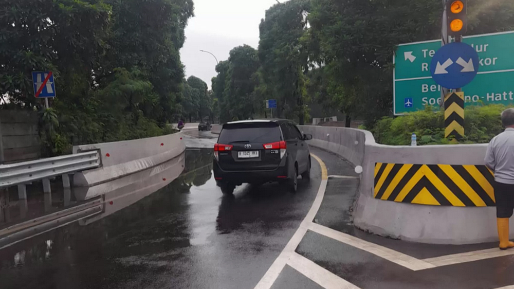 Sisa-sisa Banjir di Jalan Tol Sedyatmo Jakarta, Minggu (18/1).