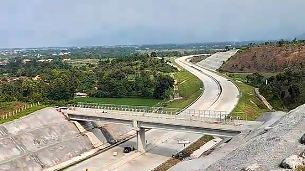 Tol Probolinggo&ndash;Situbondo&ndash;Banyuwangi (Prosiwangi) hampir rampung. Situbondo akan memiliki jalan tol pertama, lengkap dengan overpass ikonik di Banyuglugur.