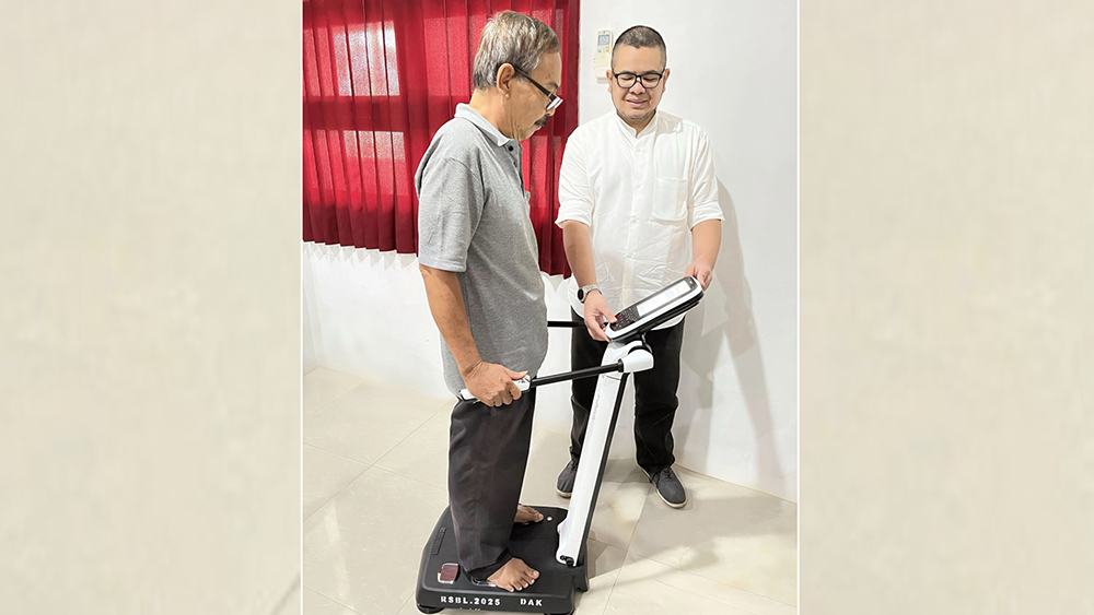 RSUD Blambangan menghadirkan teknologi BIA untuk cek usia metabolik dan komposisi tubuh. Bantu terapi penyakit lebih presisi dan akurat.