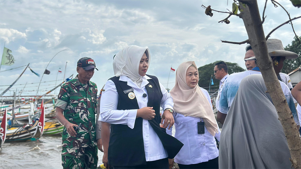 Banjir rob bertahun-tahun melanda Jangkar. Pemkab Situbondo siapkan tangkis ombak 200 meter lewat dana BTT usai ditinjau oleh Wabup Ulfiyah.