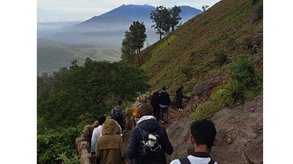 Para wisatawan memanfaatkan libur Isra Mikraj untuk menikmati keindahan TWA Ijen beberapa hari lalu.
