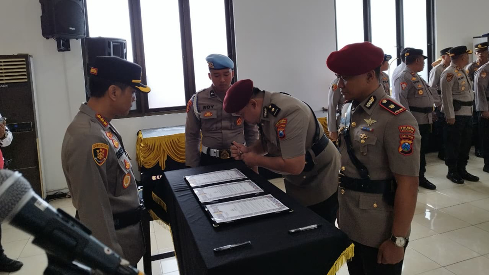 Kompol Komang Yogi Arya Wiguna (kiri) disaksikan Kapolresta Kombespol Rofiq Ripto Himawan meneken berita acara sertijab.