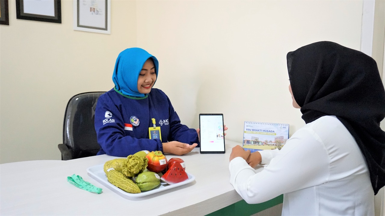 Petugas Instalasi Gizi RSU Bhakti Husada Irhamni Setyaningrum S.ST sedang melakukan konsultasi Gizi dengan menggunakan aplikasi Nippon atau Nutrition Preparation Online.