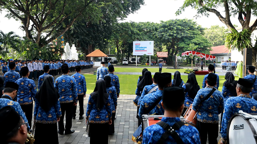 HIBRIDA: Ratusan ASN mengikuti upacara HKN di halaman kantor Pemkab Banyuwangi, Senin (19/1).