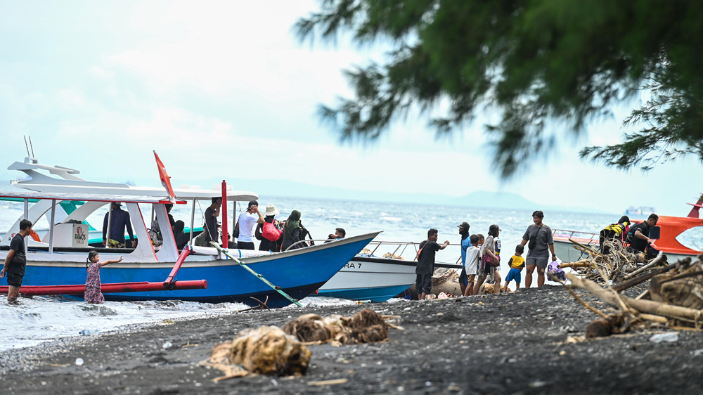 Sejumlah wisatawan menikmati keindahan pantai Grand Watudodol. Dari GWD, pengunjung bisa melanjutkan perjalanan naik perahu ke Pulau Tabuhan atau Menjangan.