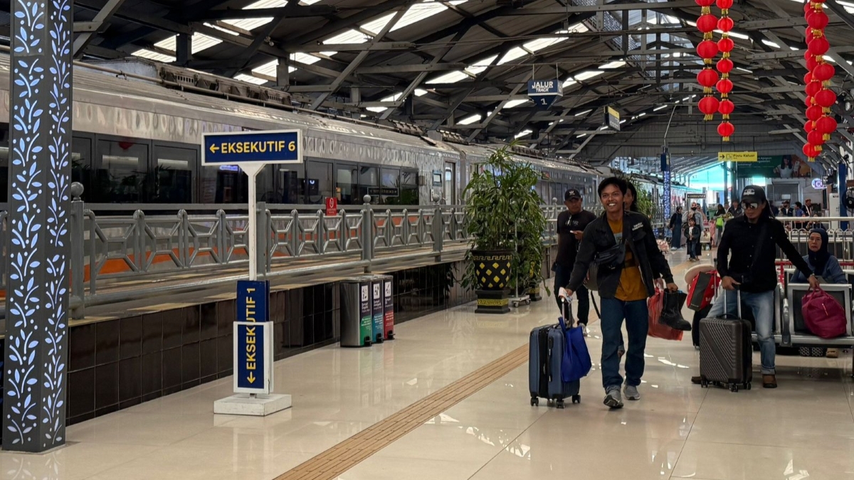 Perjalanan kereta api di Daop 8 Surabaya berangsur normal pasca banjir Pekalongan.