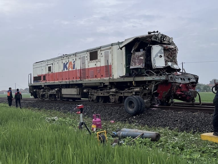 KA Menoreh tertemper truk tangki di Cirebon.
