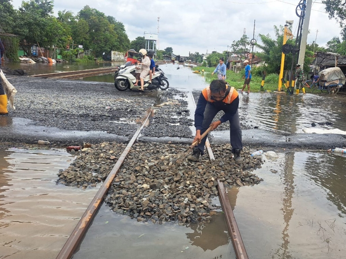 Operasional KAI berangsur pulih pascabanjir.
