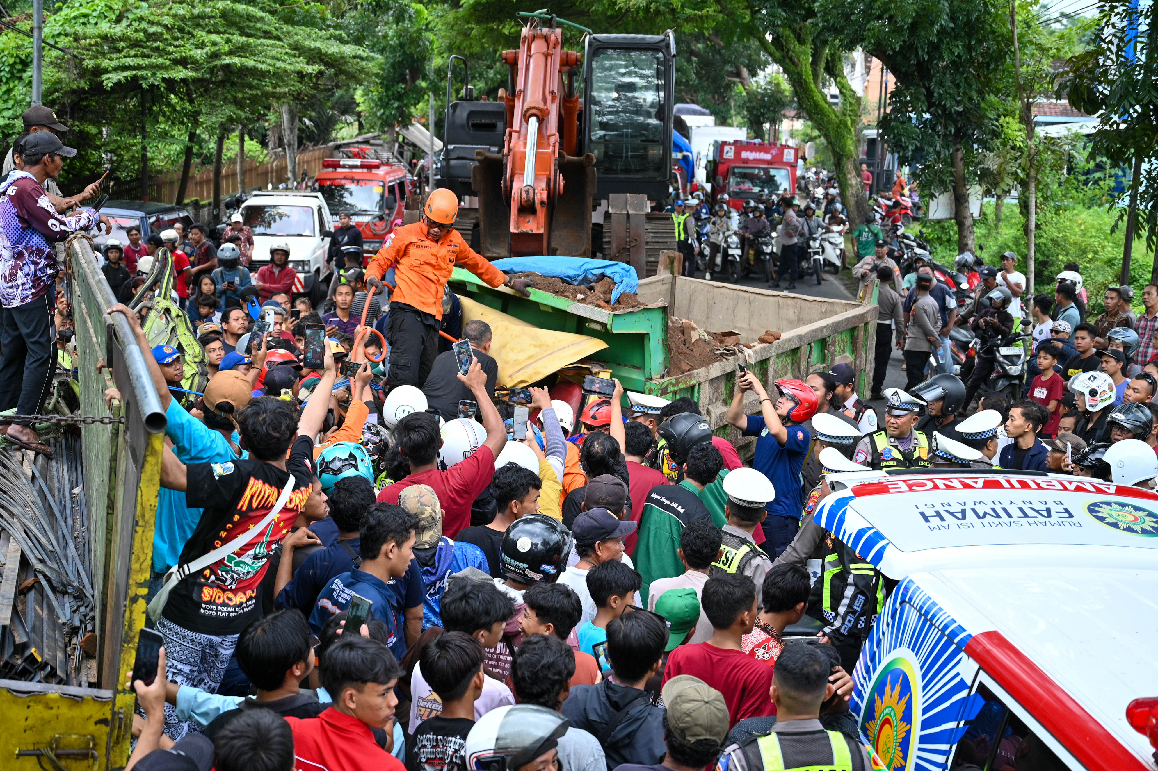 Pemotongan bagian depan kendaraan dilakukan karena posisi korban benar-benar terjepit. Korban meninggal bernama Suhaili, 62, warga Jalan Trunojoyo nomor 7, RT 02/RW 01, Kecamatan Banyuwangi.