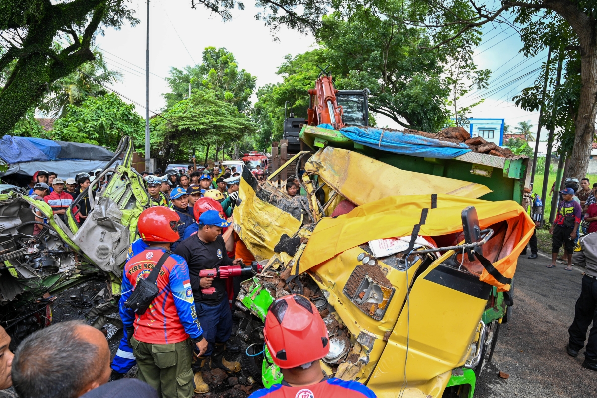 Truk Hino muatan besi bernopol  P 9311 UR rusak parah setelah terlibat kecelakaan melawan dump truck di jalan raya Dadapan, Kabat,  pukul 13.25 WIB, Kamis (22/1/2026).