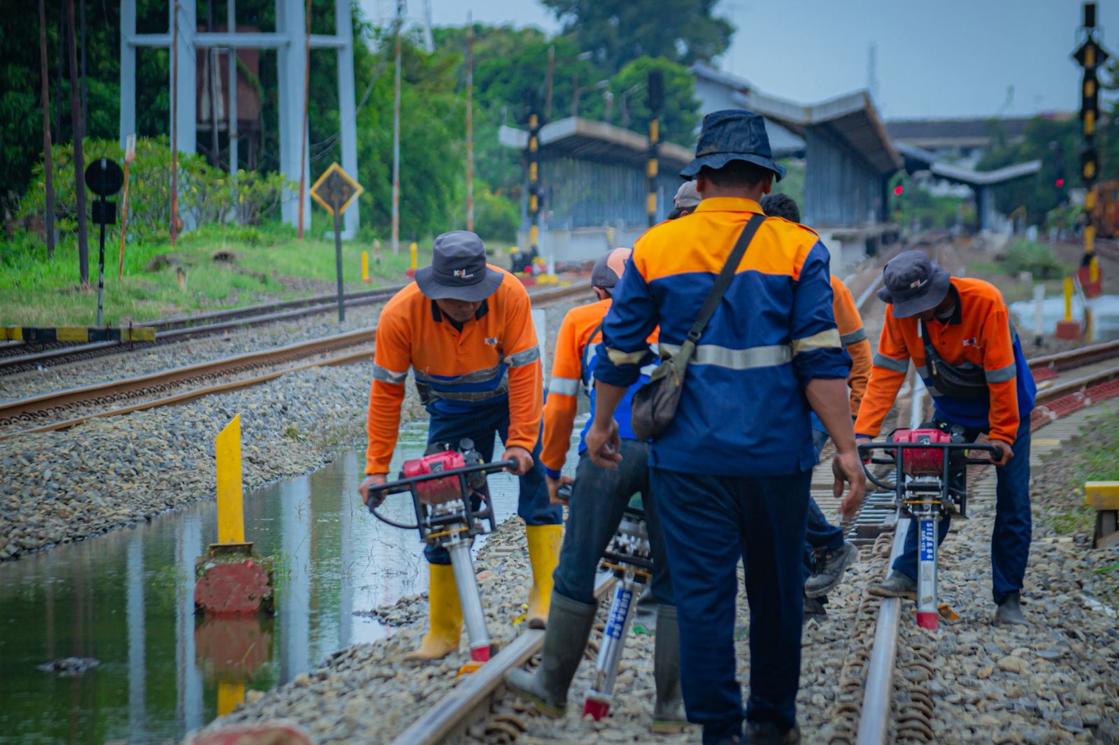 Menhub Dudy Purwagandhi tekankan penanganan banjir jalur kereta api Pekalongan harus komprehensif.