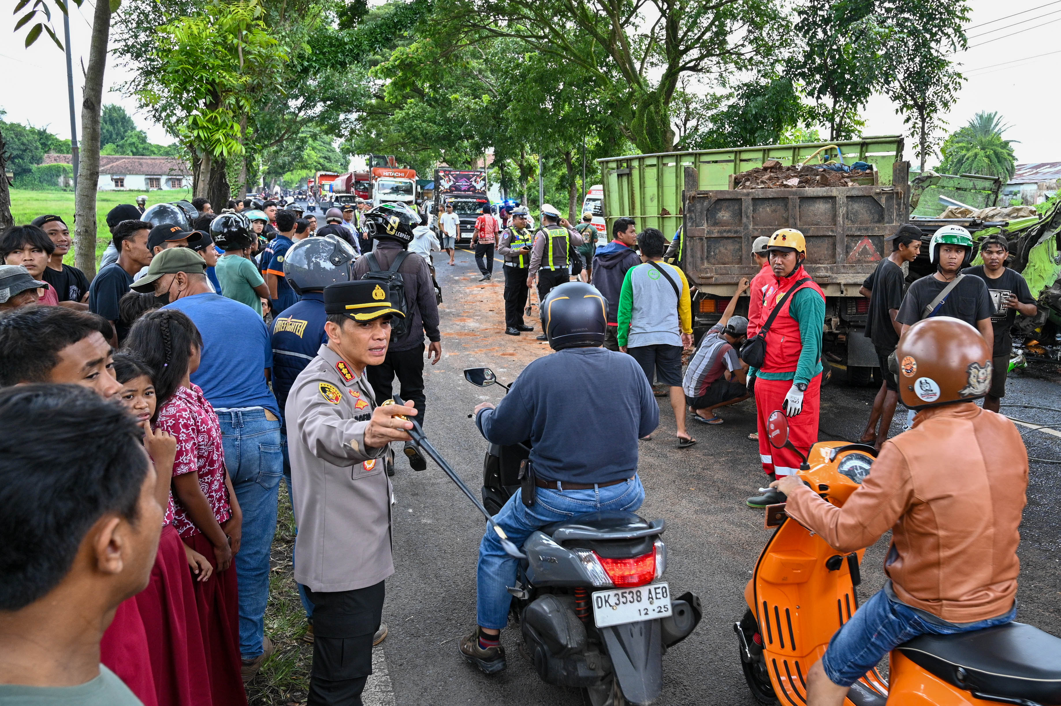 Kapolresta Kombespol Rofiq Ripto Himawan turun langsung ke lokasi kecelakaan untuk mengatur arus lalu lintas.