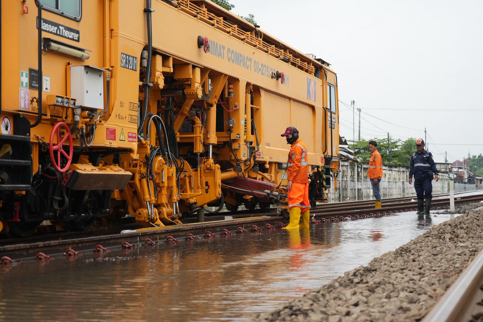 KAI Daop 7 Madiun tingkatkan mitigasi prasarana dan kesiapsiagaan hadapi cuaca ekstrem.