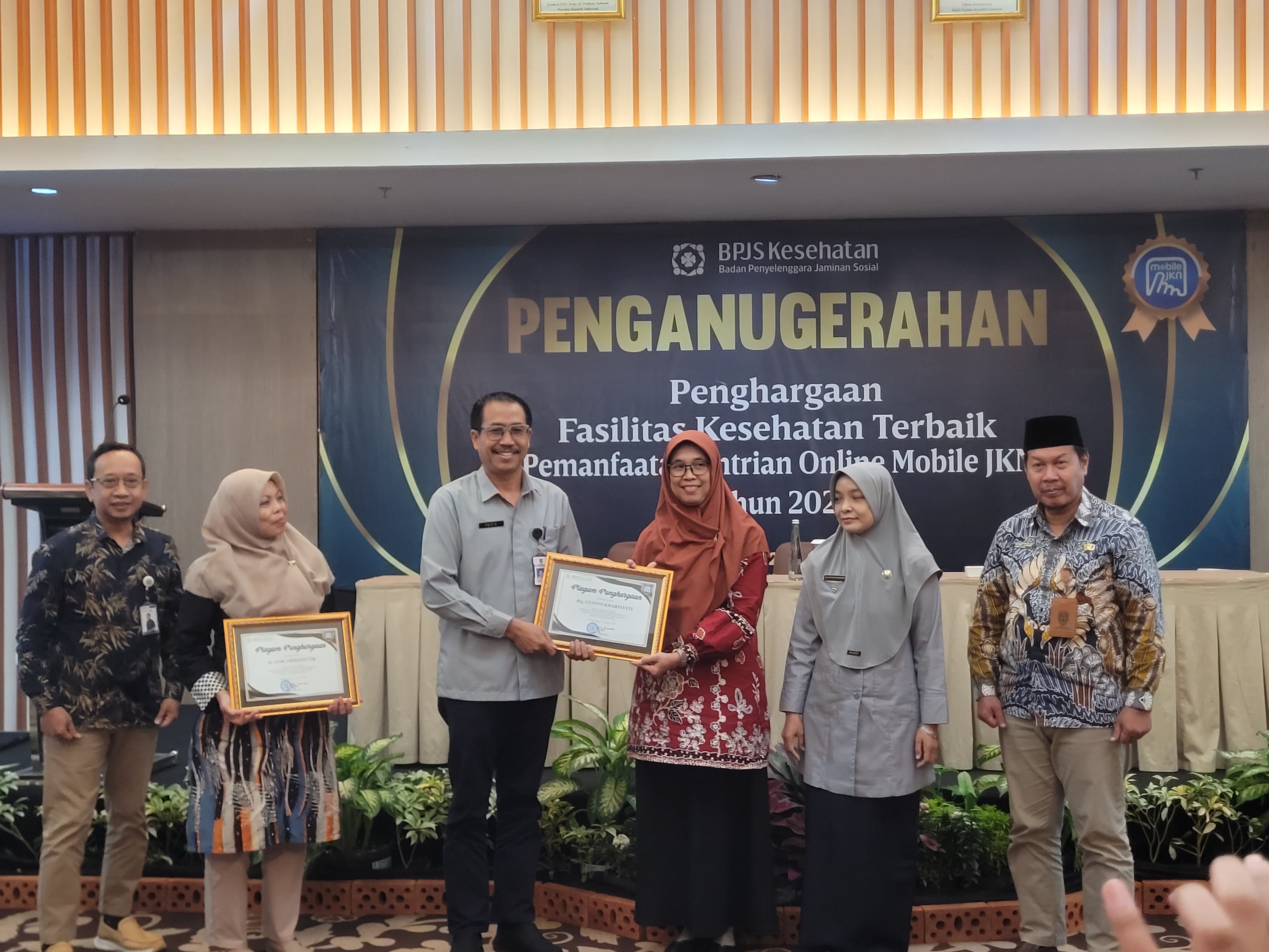 Sejumlah faskes di Situbondo dan Banyuwangi mendapat apresiasi dari BPJS Kesehatan Banyuwangi atas penggunaan aplikasi mobile JKN untuk antrean.