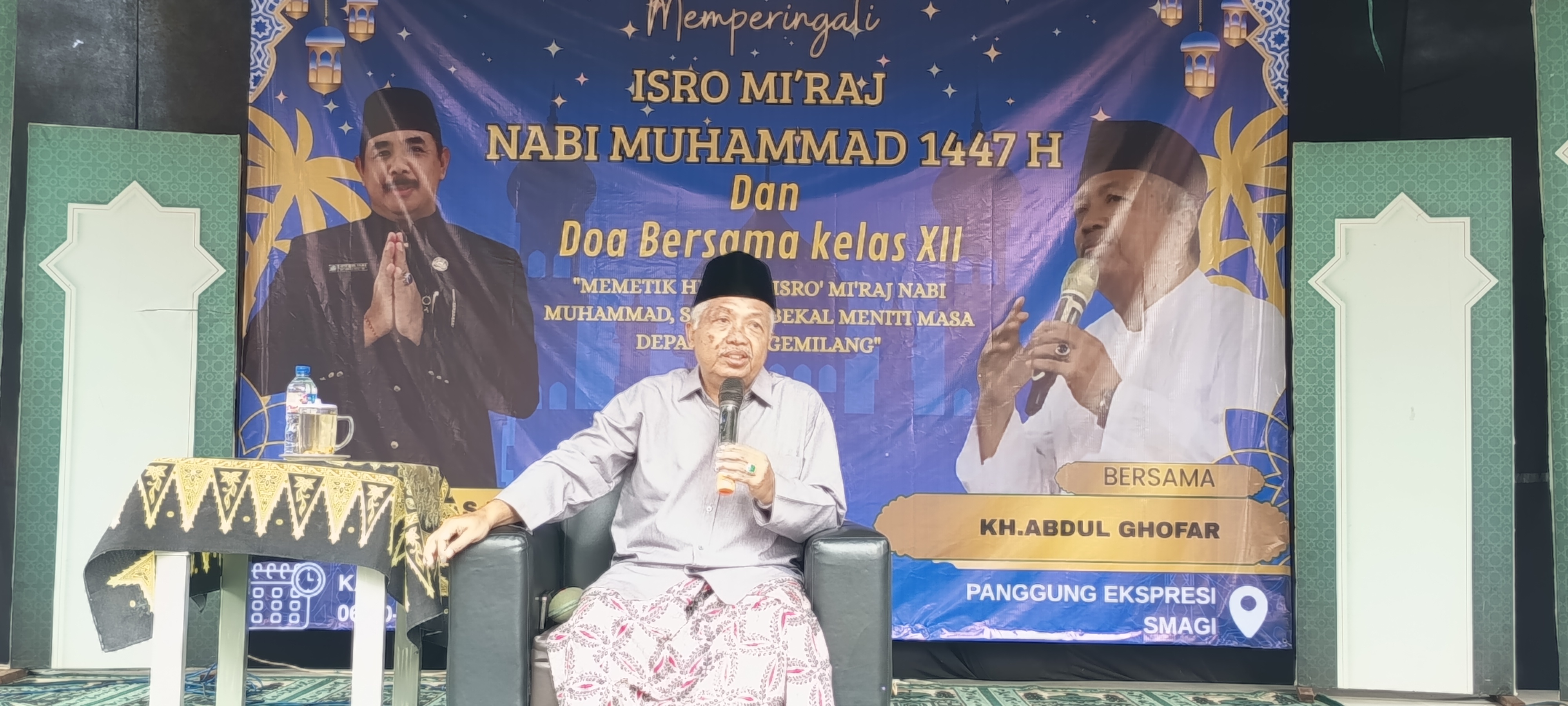 ISRO MIRAJ : KH Abdul Ghofar mengisi tausiah di SMAN 1 Giri Taruna Bangsa pada Kamis (22/1) dengan berpesan tiga hal kepada siswa