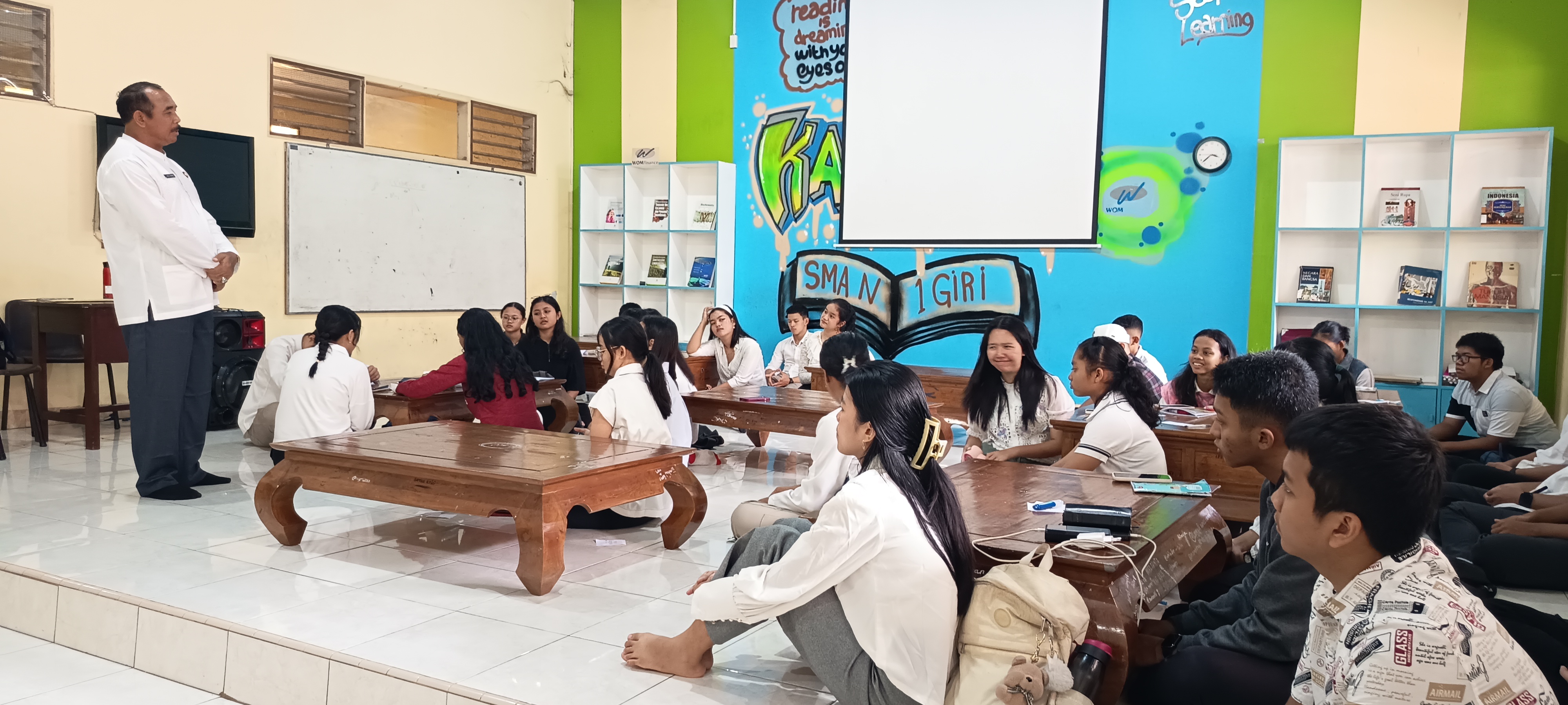 KEBAKTIAN : I Ketut Renen Kepala Smagi Taruna Bangsa mengunjungi siswa Nasrani yang sedang melakukan kegiatan doa bersama, sementara teman sebaya berama muslim memeringati Isro Miraj