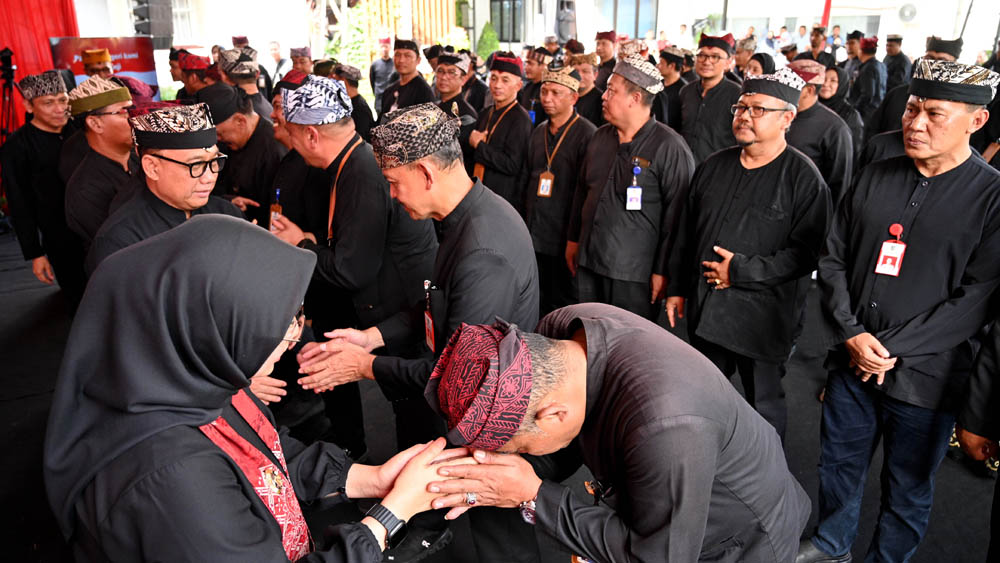 Bupati Ipuk menyalami puluhan pejabat Pemkab Banyuwangi usai rotasi, Jumat (23/1). Ipuk tekankan jabatan adalah amanah, wajib kerja lapangan dan siap dievaluasi.