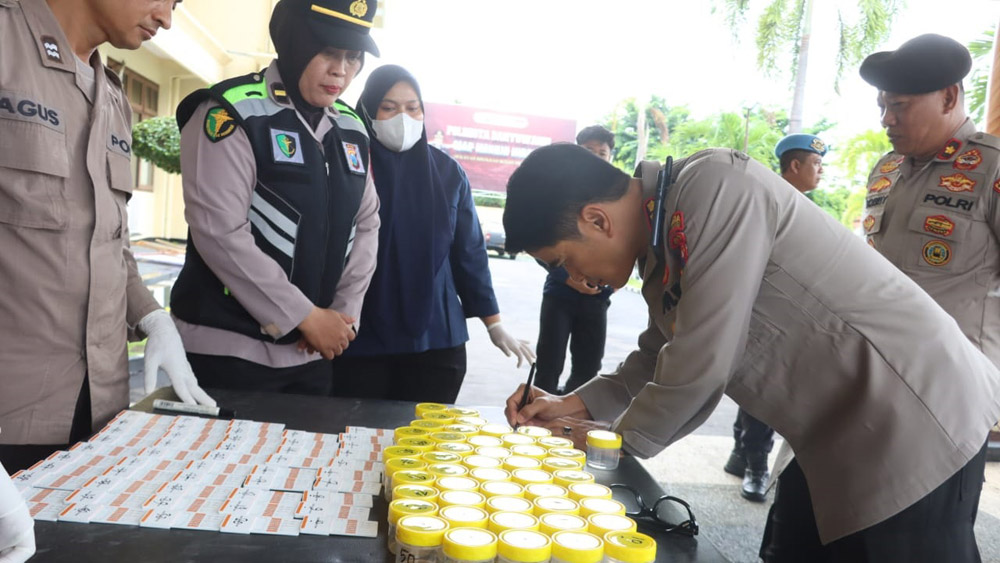 AMBIL SAMPEL: Seluruh anggota Polresta Banyuwangi dari berbagai kesatuan ikut tes urine secara mendadak, Rabu (21/1).