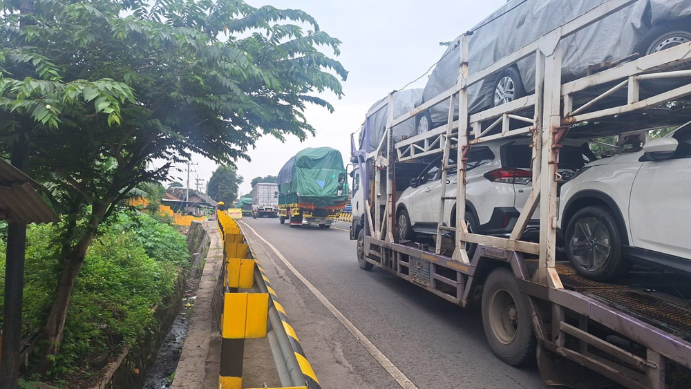 TAK ADA GANGGUAN LAGI: Lalu lintas di atas jembatan Alasbuluh 1, Kecamatan Wongsorejo sudah kembali normal, Selasa (21/1).